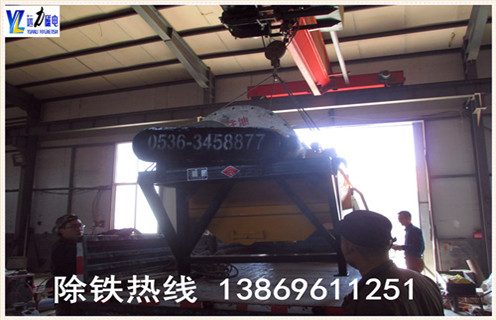 2.麻豆亚洲精品磁电专业生产各种设备 麻豆爱爱视频,湿式磁选机,赤铁矿磁选机,褐铁矿磁选机,镜铁矿磁选机,锰矿磁选机等.拥有精良的加工设备,雄厚的科研力量,先进的工艺编排和现代化的管理,是磁选机设备定点生产企业.麻豆亚洲精品为客户提供优质的售前技术服务,认真介绍各种设备的技术特点.要求及用途,为客户提供详尽的设备配置和合理的报价,在保证质量的前提下尽量降低客户的投资成本.我厂有各类小型磁选机试验设备,可为用户免费做选矿试验.